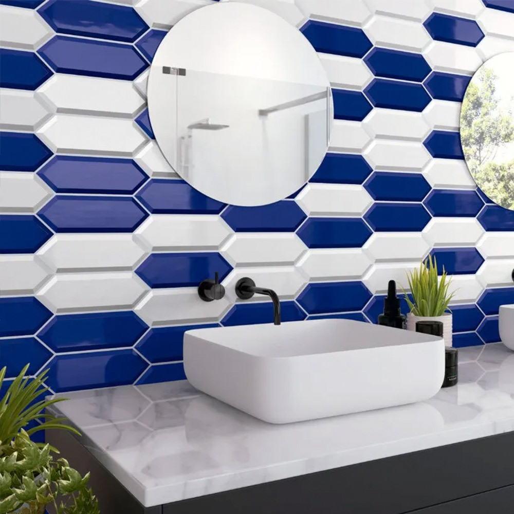 pared de baño con azulejo metro biselado color blanco y azul